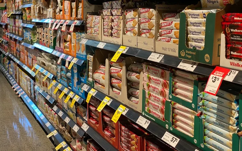 Торговый зал продуктового магазина
